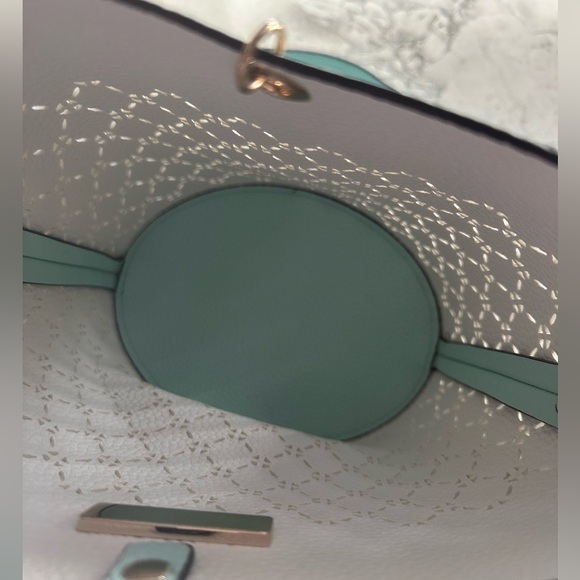 Guess 2-in-1 Amara Crossbody 🩵 - Picture 6 of 8